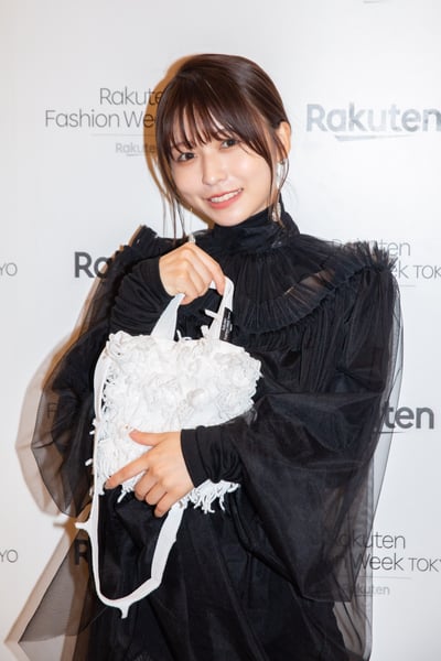 RakutenFWT2023S/S公式エコバッグを着用した長濱ねる