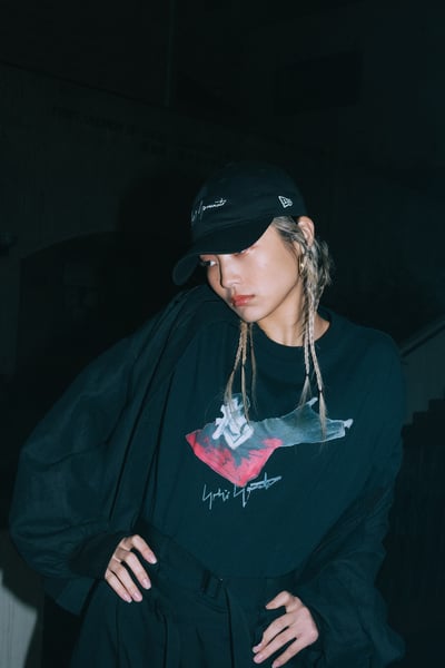 白いロゴ入りの黒いキャップ