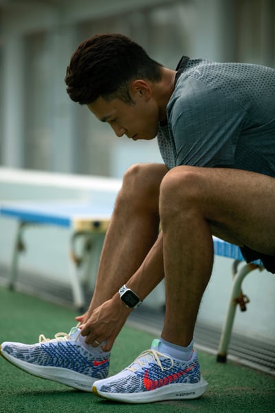 白、青、赤を基調としたナイキの新作ランニングシューズを着用した陸上の相澤晃選手