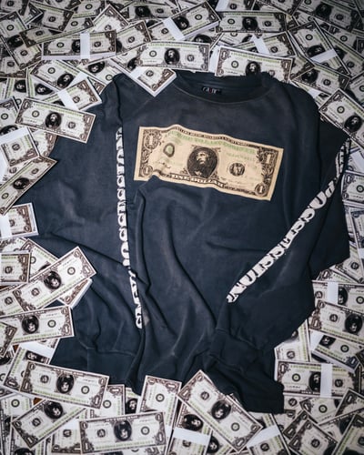 セント マイケルと河村康輔のコラボ長袖Tシャツのヴィジュアル