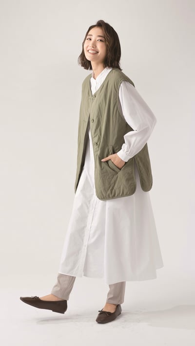 足球即时比分,比分直播新たに展開するブランド「シュカ」のカーキのベストと白いワンピースを着用したモデル