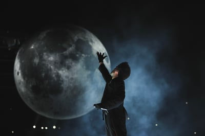 ヨウジヤマモト プールオムが手掛けた衣装を着用するザ・ウィークエンド