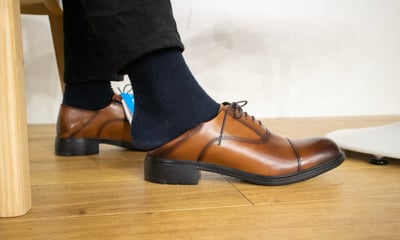 オアシスライフスタイルグループが発売した「カカトが踏める革靴」