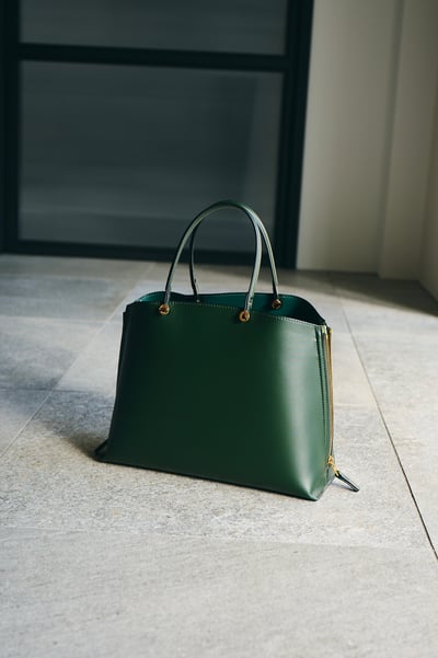 エポールがリニューアルするグリーンのトートバッグ