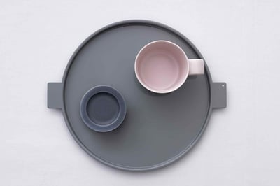 白い机に置かれたトレイ