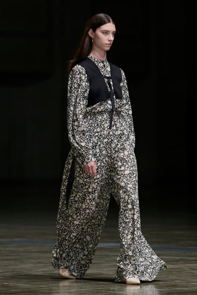 HYKEの2023SSコレクション