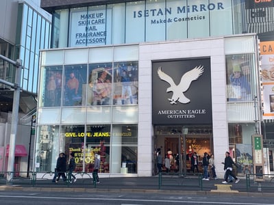 店舗の前を歩く人