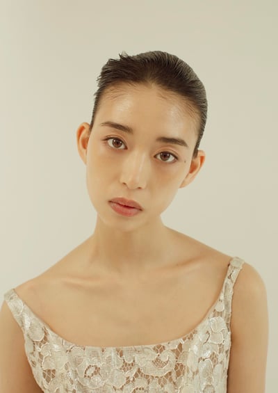 マーク ジェイコブスの新作のレースのドレスを着用した森川葵