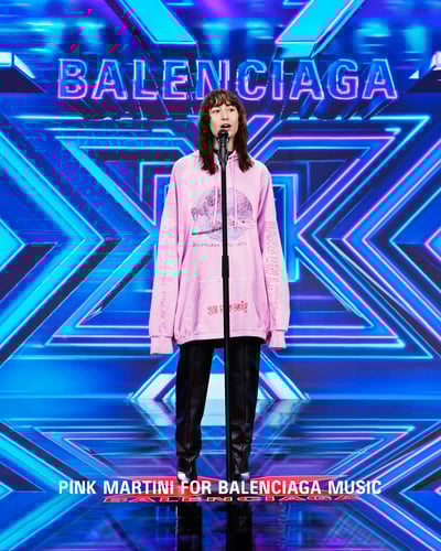 �ԥ󥯤Υ���T�����ä��ƥޥ�����ǰ������Ů��