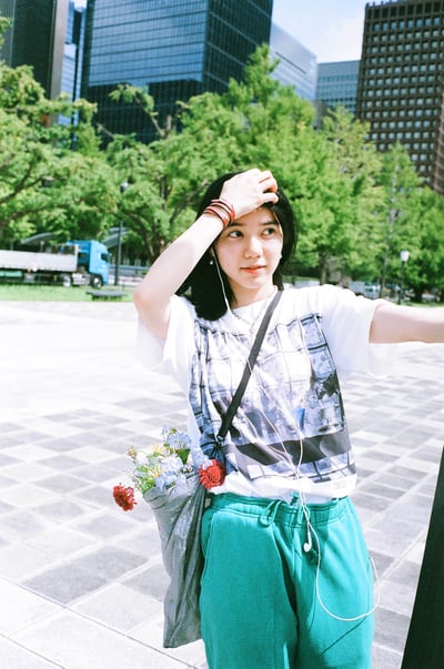 BE AT TOKYOから発売のディリジェンスパーラーと写真家 石田真澄のコラボTシャツのヴィジュアル