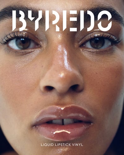 女性の顔のアップ画像と白いフォント