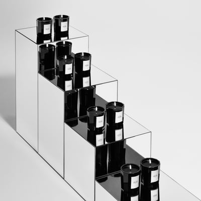 階段型に連なるボックスの上にキャンドルが2つずつ並んでいる様子