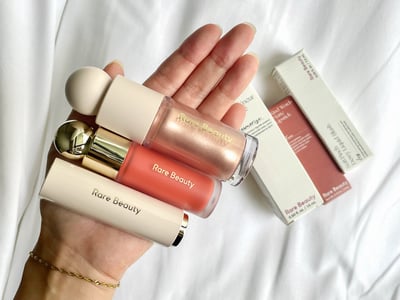 Rare Beautyのコスメを手に乗せている様子