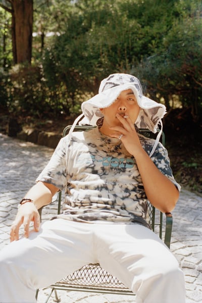 ラッパーkZmによるレーベル「デヴォイド」と原宿のショップ「ドミサイル東京」のカプセルコレクションのアイテムを着用したモデルのルック