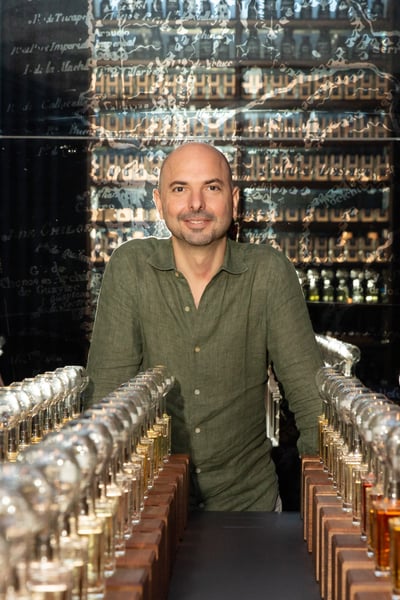 「フエギア 1833」フレグランスの後ろに立つジュリアン・ベデル氏