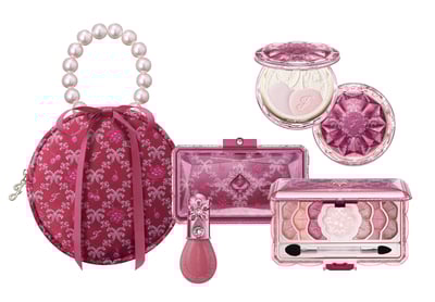 ベリーピンクのポーチとアイシャドウ、フェイスパウダー、リップのセット