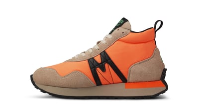 オレンジのスニーカー