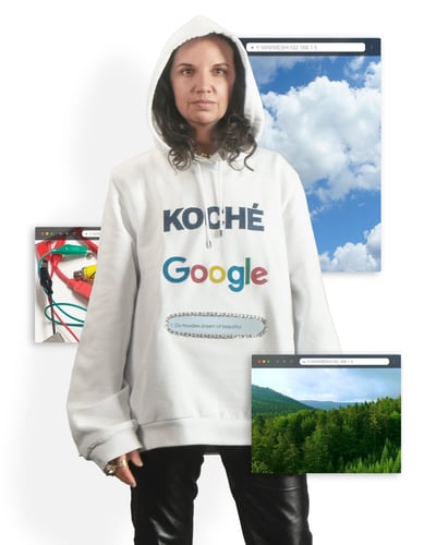 白いパーカーを着用した人物