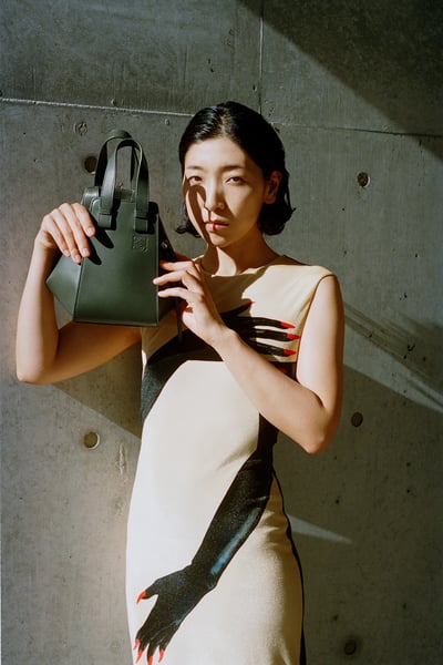 カーキのバッグを持つ安藤サクラ