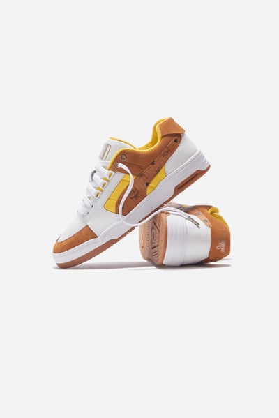 白とブラウンのスニーカー