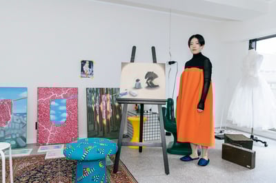 生肉の絵を描くアーティスト田辺美那子のアトリエと本人