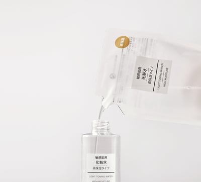 化粧水をボトルに詰め替えている様子