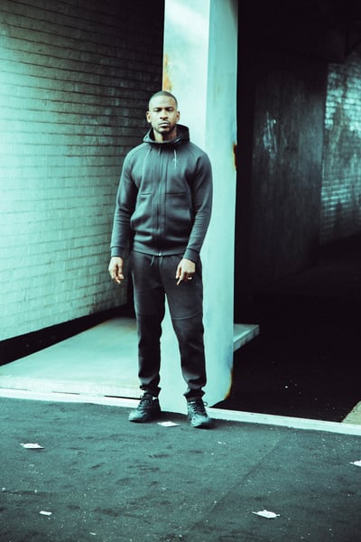 ポーズをとる男性