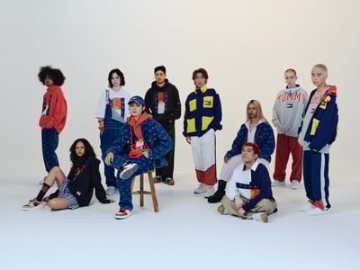 トミー ジーンズとマインのコラボレーションアイテムの着用したモデル