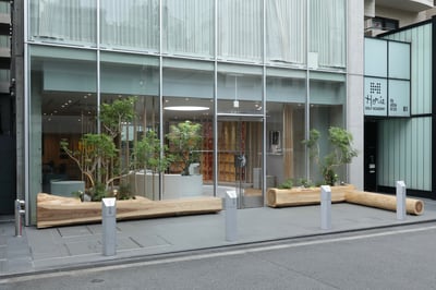 お店の前に設置された木のソファー