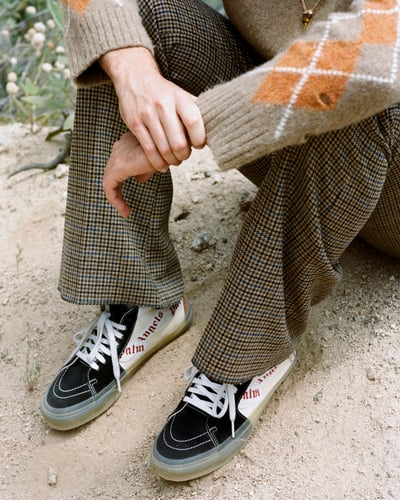 黒いスニーカーを着用した男性の足元