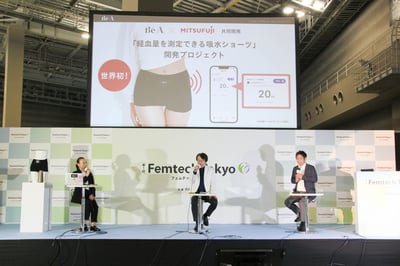 セミナーで男性二人と女性二人が語り合っている様子