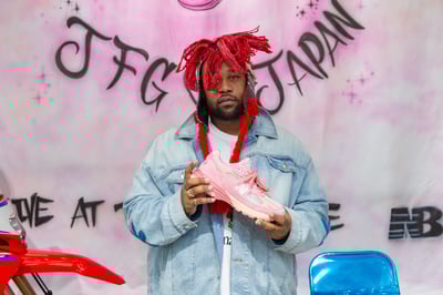 ニューバランスとのコラボシューズを持つジョー・フレッシュグッズ