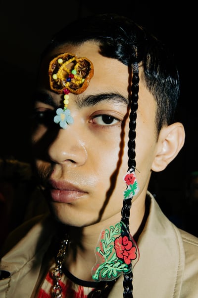 ヘアビーズをつけた男性