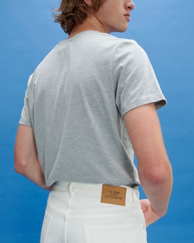 ポーズをとるモデル