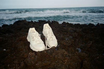 海辺に置かれたシューズ