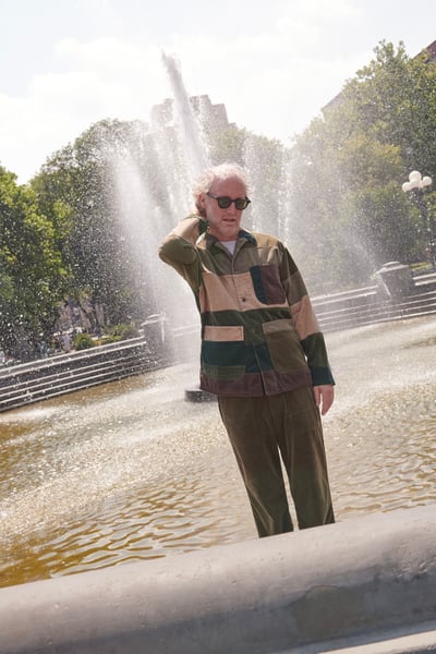 ポーズをとる男性