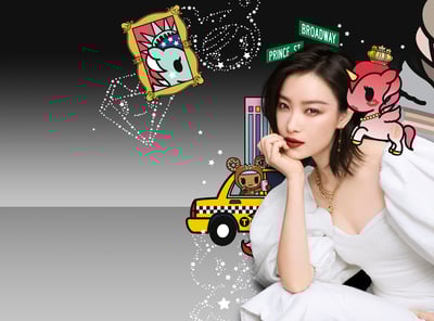 右側に肘をついた女性がいて、その周りをポニーのキャラクターたちが囲んでいる様子