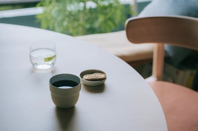 テーブルに置かれたカップ