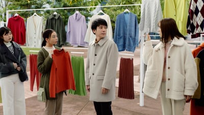 女性と話す男性