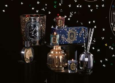 夜空をイメージしたビジュアルを背景にコスメが点在して並んでいる様子