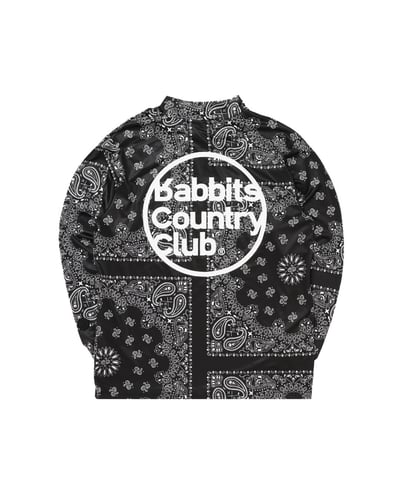 白いロゴバックプリントにあしらったペイズリー柄の黒いロンT