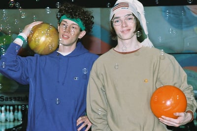 フーディーを着用する人物