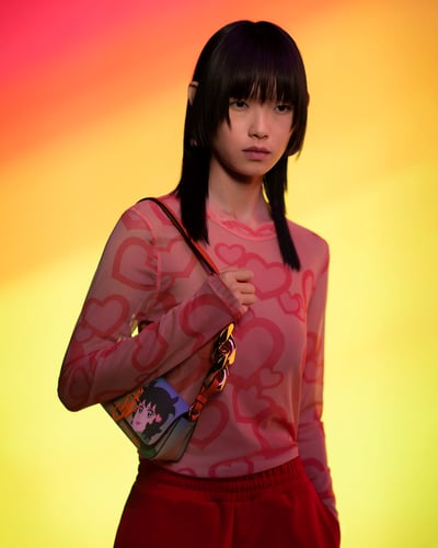 ポーズをとる女性