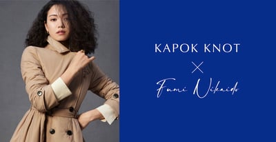 ポーズをとる女性