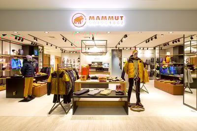 白を基調としたマムート大阪の外観