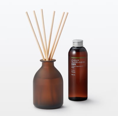 茶色いボトルに入ったルームフレグランスと詰め替え用ボトル