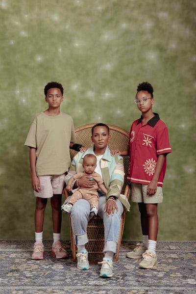 ポーズをとるモデル