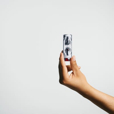 イヤホンケースを持つ手