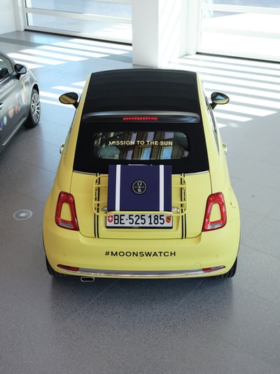 店内に停められた黄色の車