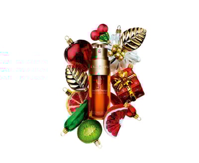 ボトルの周りを植物が囲んでいる様子